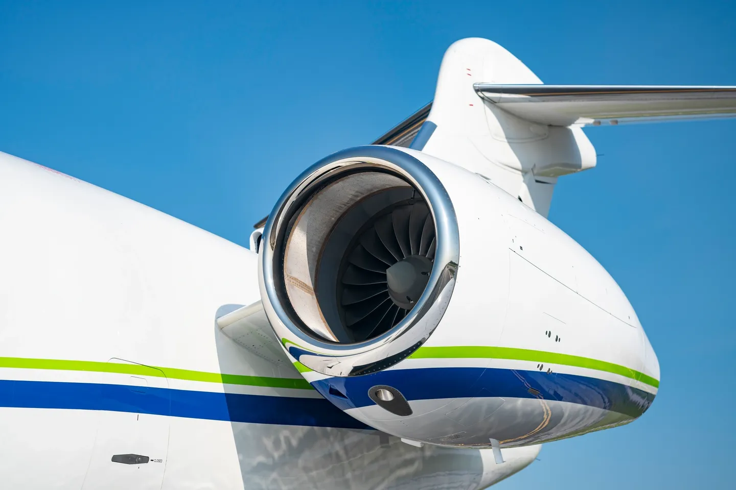 A close up of the engine on an airplane.