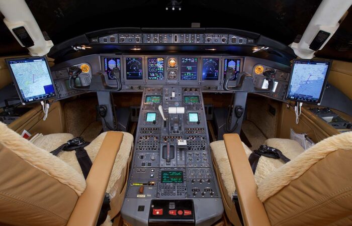 GE-9008-Web-2-Cockpit